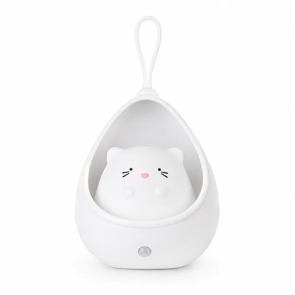Veilleuse blanche en forme de petit chat mignon installé à l'intérieur d'un cocon protecteur en forme de goutte. La structure intègre une lanière en silicone sur le dessus pour être suspendue facilement et un capteur circulaire sur la base inférieure, présentée de face sur fond blanc.