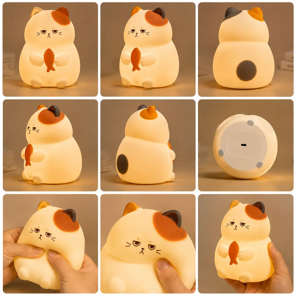 Mosaïque de neuf images présentant une veilleuse chat en silicone allumée sous différents angles et situations. Elle illustre le produit de face, de profil, de dos avec ses taches grises et rousses, sa base ronde avec son port de charge USB, ainsi que sa texture souple pressée et manipulée par des mains, diffusant une douce lueur jaune tamisée.