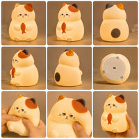Mosaïque de neuf images présentant une veilleuse chat en silicone allumée sous différents angles et situations. Elle illustre le produit de face, de profil, de dos avec ses taches grises et rousses, sa base ronde avec son port de charge USB, ainsi que sa texture souple pressée et manipulée par des mains, diffusant une douce lueur jaune tamisée.
