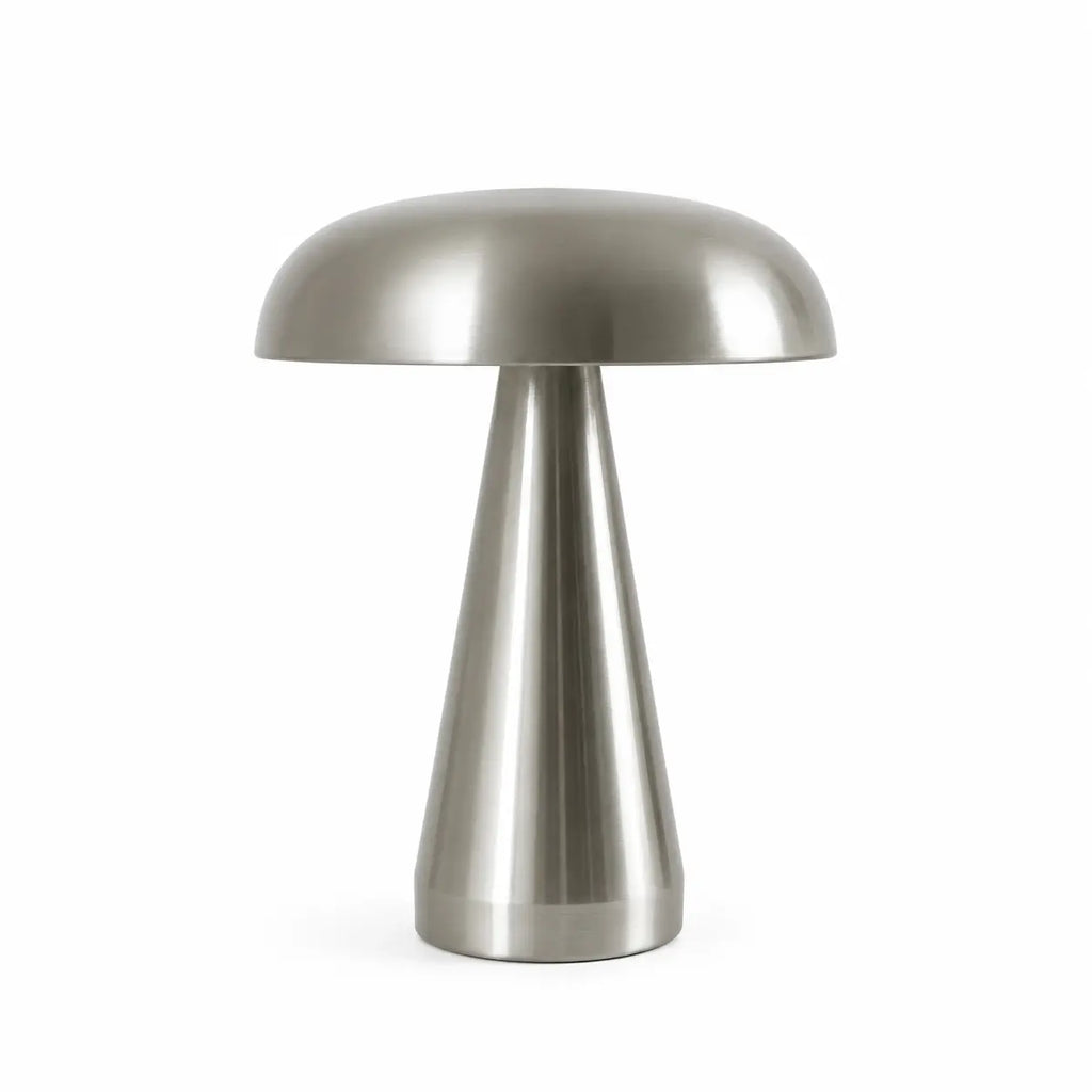 Veilleuse de table design en forme de champignon en métal argenté brossé sur fond blanc