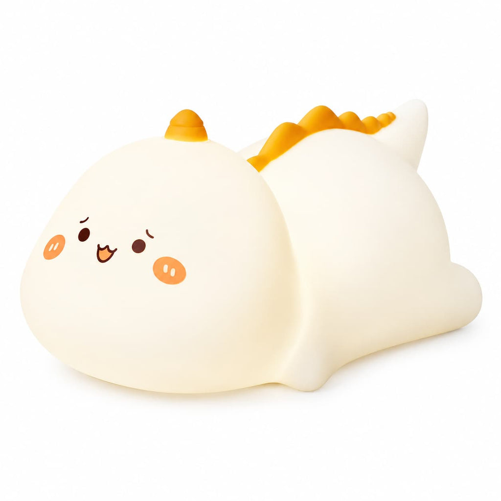 Veilleuse dinosaure tactile en silicone blanc avec de petites crêtes orange sur le dos et un visage mignon illuminé sur fond blanc.