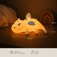 Infographie montrant les dimensions 157 par 117 par 66 millimètres et le poids de 140 grammes de la veilleuse dragon en silicone