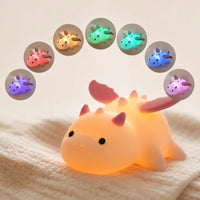 Veilleuse dragon en silicone illuminée affichant en arc de cercle les différentes variations de couleurs LED disponibles