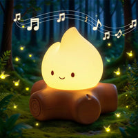 Veilleuse feu de camp souriante diffusant de la musique dans un décor de forêt féerique