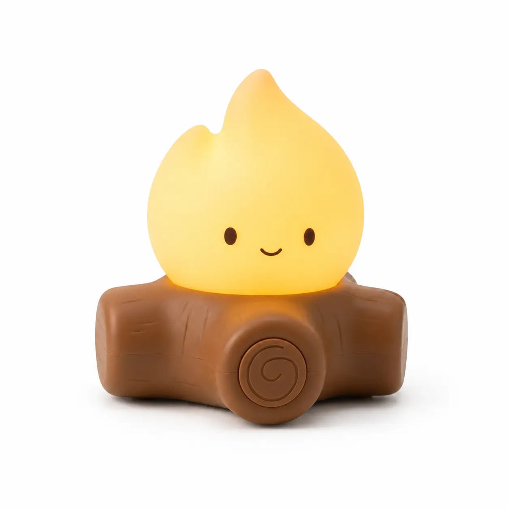 Veilleuse en forme de feu de camp avec une flamme jaune souriante posée sur des bûches de bois sur fond blanc