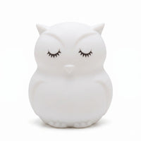 Veilleuse en silicone en forme de petit hibou blanc aux yeux fermés, sur un fond blanc.