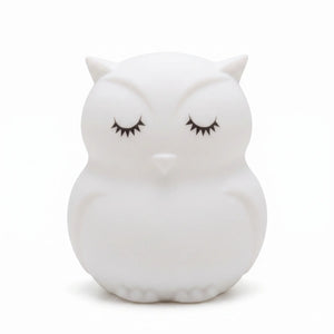 Veilleuse en silicone en forme de petit hibou blanc aux yeux fermés, sur un fond blanc.