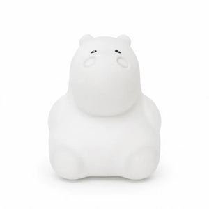 Veilleuse en silicone en forme de petit hippopotame blanc, sur un fond blanc.