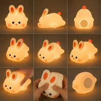 Mosaïque de neuf images présentant une veilleuse lapin en silicone allumée sous différents angles et situations. Elle illustre le produit couché de face, de profil, de dos avec son petit pompon rouge, sa base ronde, ainsi que sa texture souple pressée et manipulée par des mains, diffusant une douce lueur jaune tamisée.