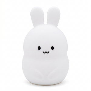 Veilleuse en silicone en forme de petit lapin blanc, sur un fond blanc.