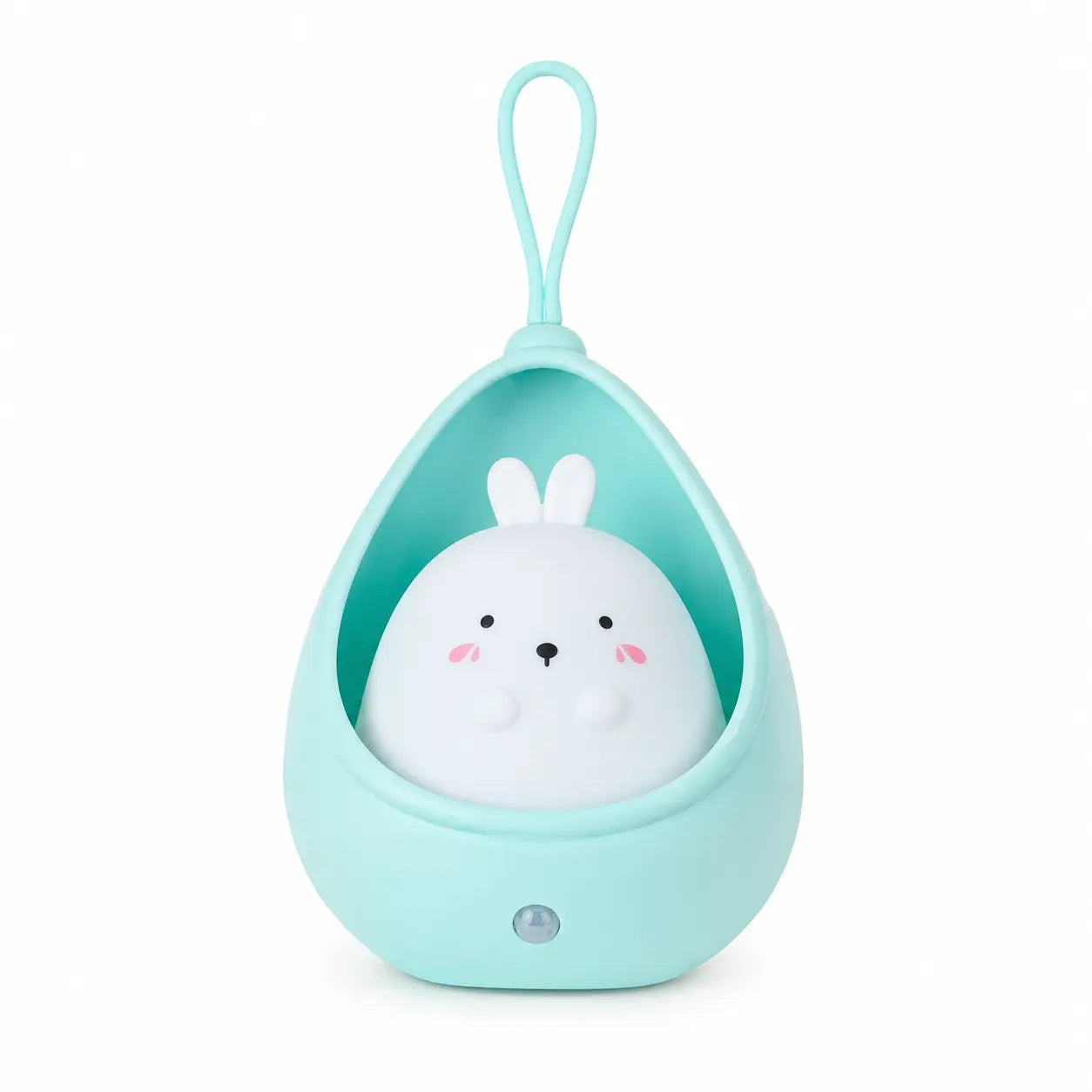 Veilleuse bébé représentant un petit lapin blanc aux joues roses niché à l'intérieur d'un cocon en forme de goutte couleur bleu menthe. La structure comporte une lanière supérieure assortie pour la suspendre et un capteur de mouvement circulaire à sa base, présentée de face sur fond blanc.
