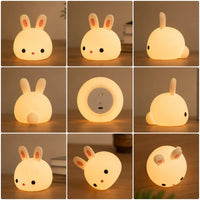 Mosaïque de neuf images présentant une veilleuse lapin en silicone allumée sous différents angles sur une surface en bois. Elle illustre le produit de face, de profil, de dos avec sa petite queue ronde, ainsi que sa base circulaire équipée d'un interrupteur et d'un port de charge USB, le tout diffusant une lueur jaune tamisée.