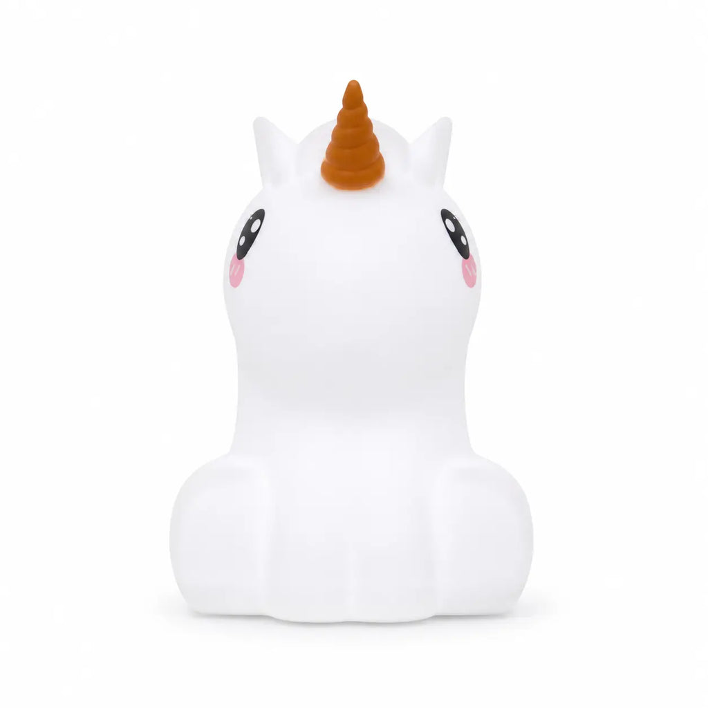 Veilleuse en silicone en forme de petite licorne blanche avec une corne orange, sur un fond blanc.