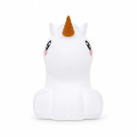 Veilleuse en silicone en forme de petite licorne blanche avec une corne orange, sur un fond blanc.