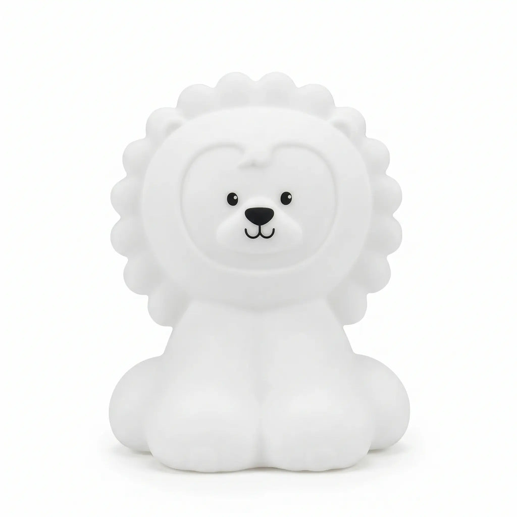 Veilleuse en silicone en forme de petit lion blanc assis, vue de face sur un fond blanc.