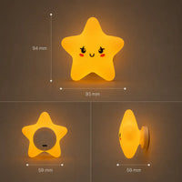 Infographie en français présentant les dimensions d'une veilleuse murale en forme de petite étoile jaune allumée (93 mm de largeur, 94 mm de hauteur et 59 mm d'épaisseur). Les deux visuels du bas illustrent le produit de dos et de profil fixé au mur, mettant en avant sa base circulaire dotée d'un port de charge USB et sa douce lueur jaune tamisée.