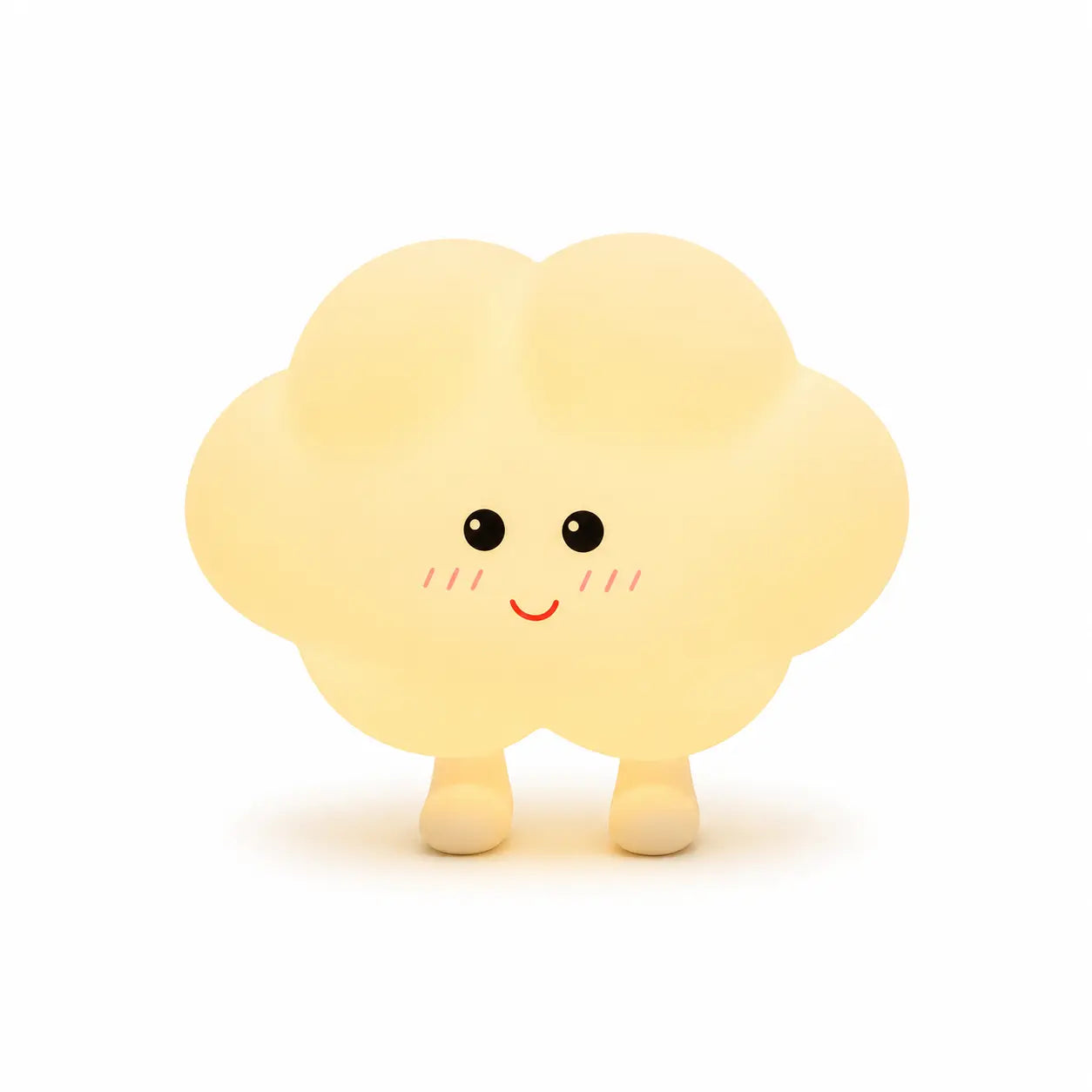 Veilleuse en silicone en forme de petit nuage jaune pâle tout rond doté de deux petits pieds. Elle présente un visage joyeux de style kawaii dessiné de face avec des yeux ronds noirs, de petites pommettes rosées et un grand sourire rouge, présentée sur un fond blanc épuré.