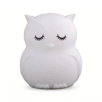 Veilleuse en silicone en forme de chouette blanche aux yeux clos sur fond blanc.