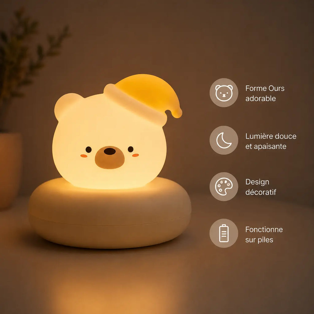 Veilleuse LED en forme d'ourson avec bonnet de nuit posée sur un socle, émettant une lumière douce et apaisante pour chambre.