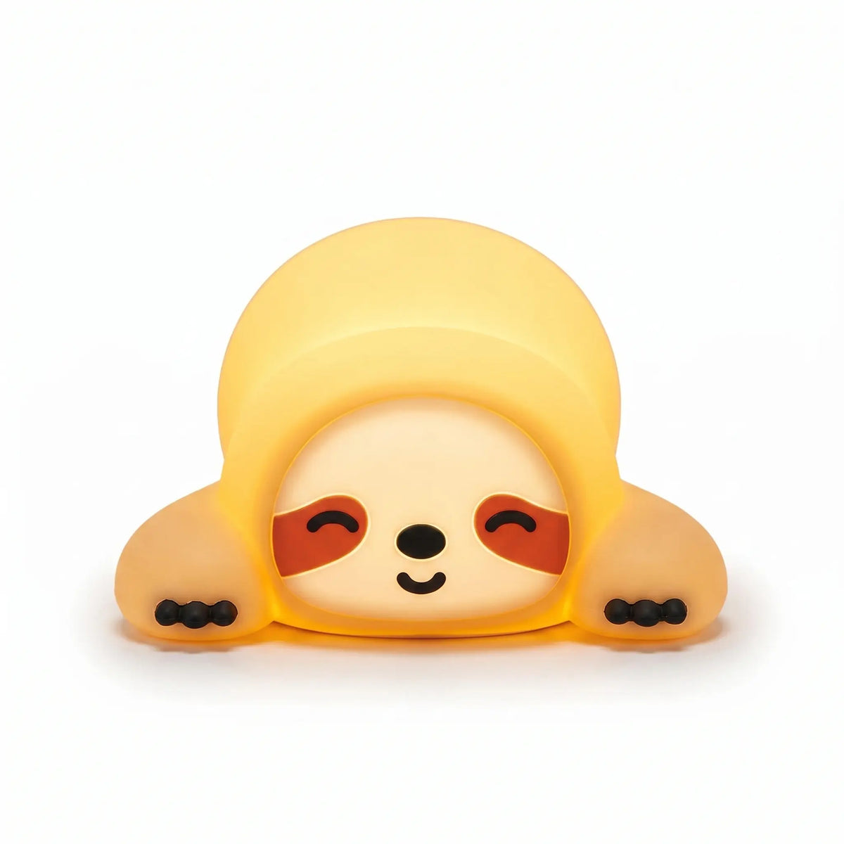Veilleuse en silicone en forme de petit paresseux allongé tout mignon. Elle affiche un visage serein avec des yeux clos souriants, des taches marron caractéristiques et de petites griffes noires, diffusant une douce lueur jaune tamisée sur un fond blanc épuré.