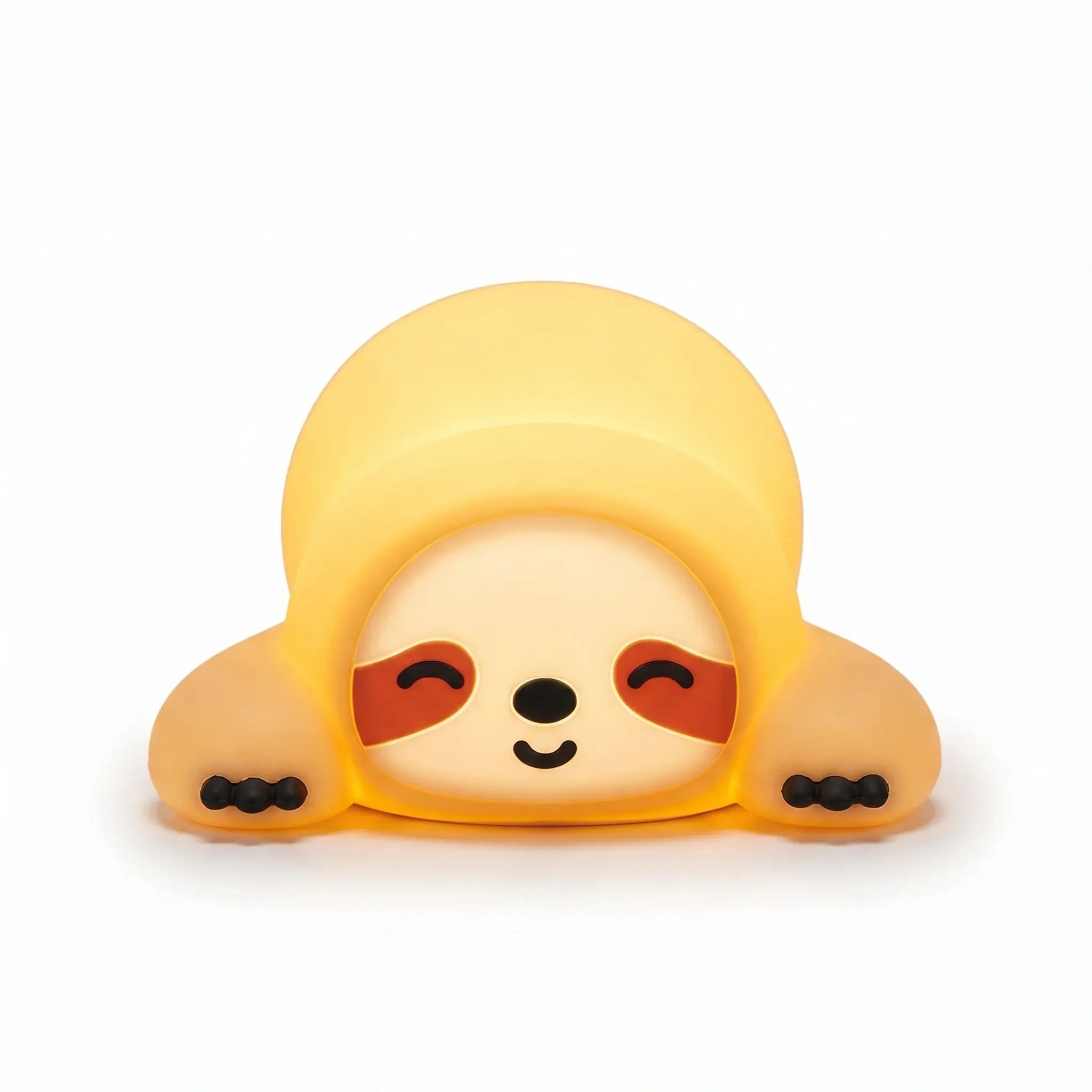 Veilleuse en silicone en forme de petit paresseux allongé tout mignon. Elle affiche un visage serein avec des yeux clos souriants, des taches marron caractéristiques et de petites griffes noires, diffusant une douce lueur jaune tamisée sur un fond blanc épuré.