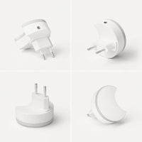 Quatre vues sous différents angles de la veilleuse prise lune montrant le design compact du boîtier et les fiches de la prise.