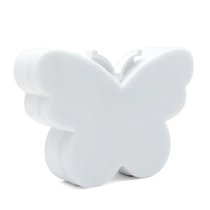 Veilleuse prise en forme de papillon blanc, vue de trois quarts sur un fond blanc.