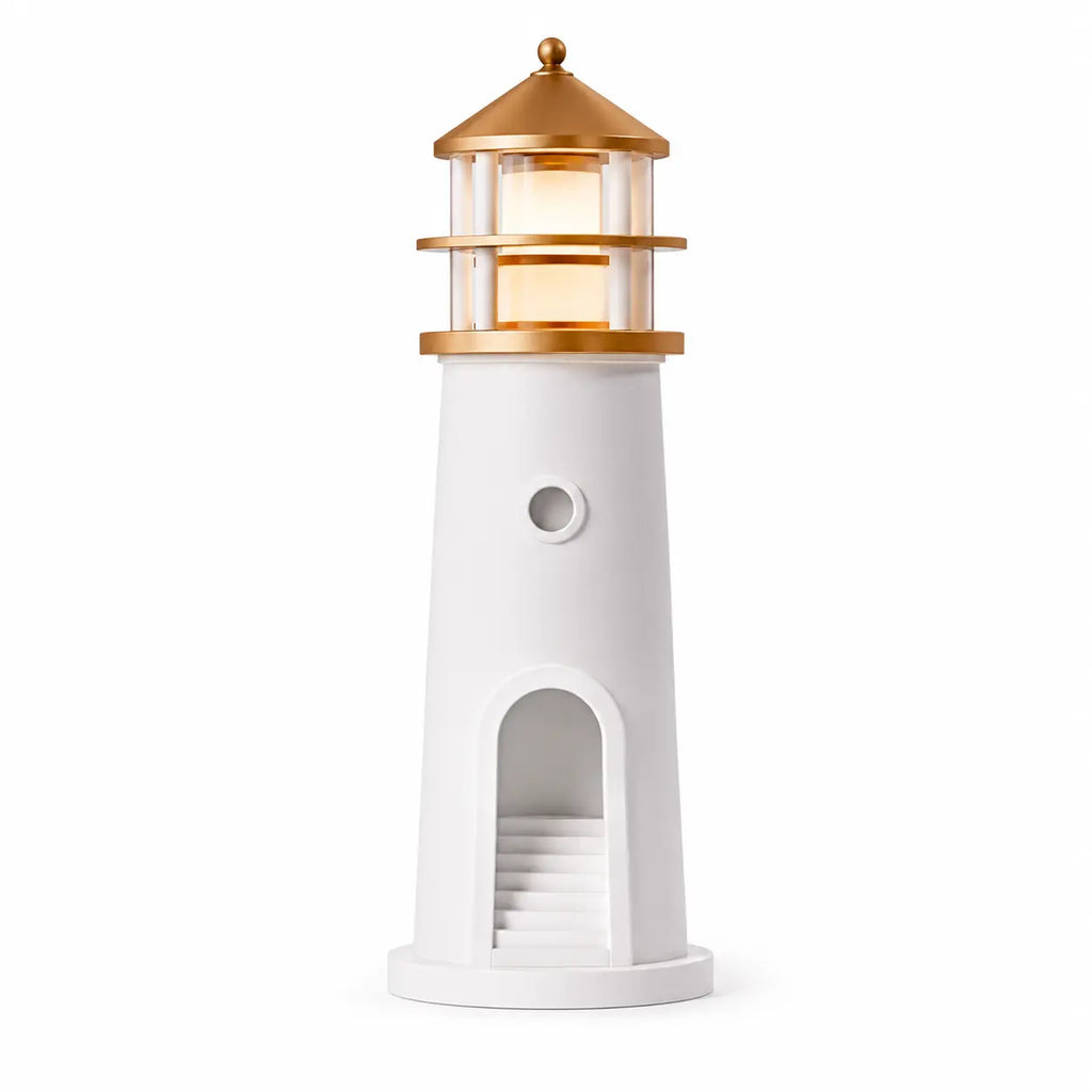 Veilleuse phare blanche au toit doré avec lanterne éclairée et escalier intérieur sur fond blanc