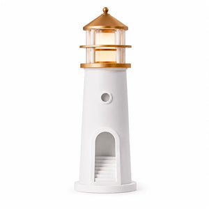 Veilleuse phare blanche au toit doré avec lanterne éclairée et escalier intérieur sur fond blanc