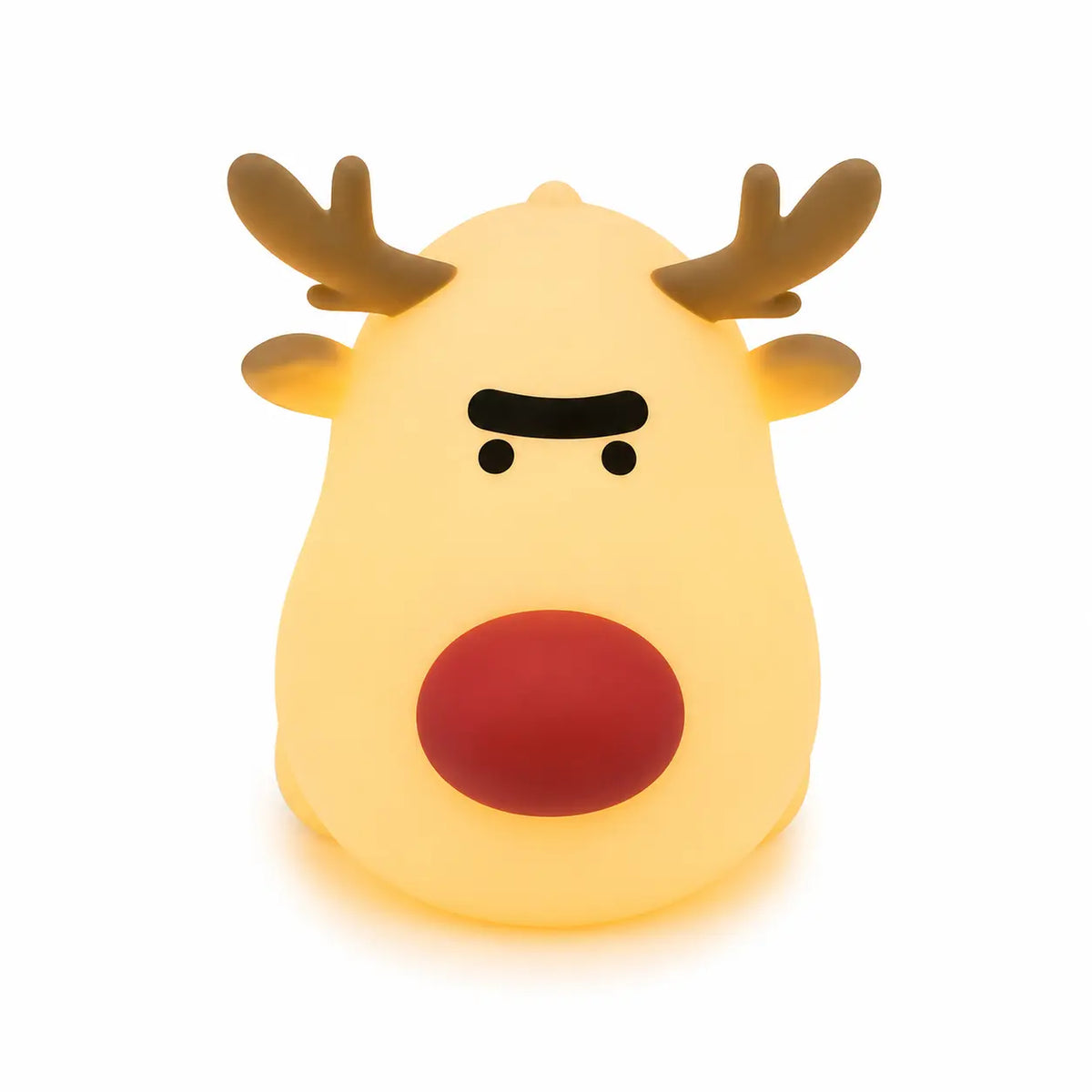 Veilleuse en silicone en forme de petit renne de Noël allumée, avec un gros nez rouge, des bois bruns et une expression amusante aux sourcils froncés, diffusant une lueur chaleureuse, présentée de face sur fond blanc.