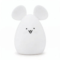 Veilleuse en silicone en forme de petite souris blanche sur fond blanc.