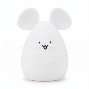 Veilleuse en silicone en forme de petite souris blanche sur fond blanc.
