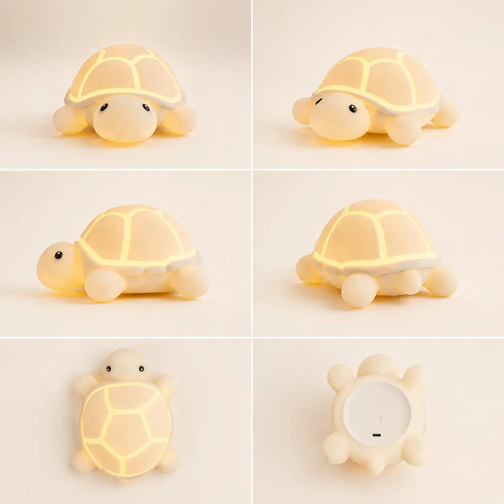 Planche produit d'une veilleuse tortue en silicone souple allumée sous six angles différents : de face, de trois-quarts, de profil, de trois-quarts arrière, vue du dessus mettant en valeur les motifs du dos, et vue du dessous montrant le bouton d'alimentation et le port de charge.